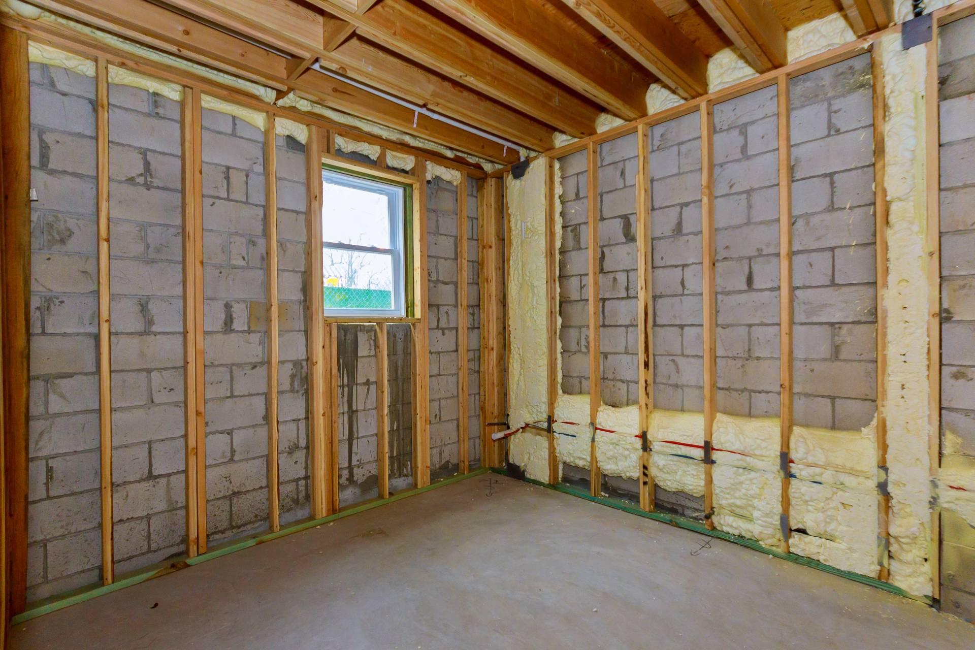 house-in-unfinished-under-construction-in-insulati-2022-08-01-04-02-37-utc (1)